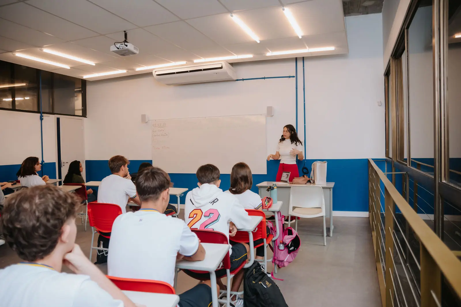 Professora ministrando aula em sala de aula